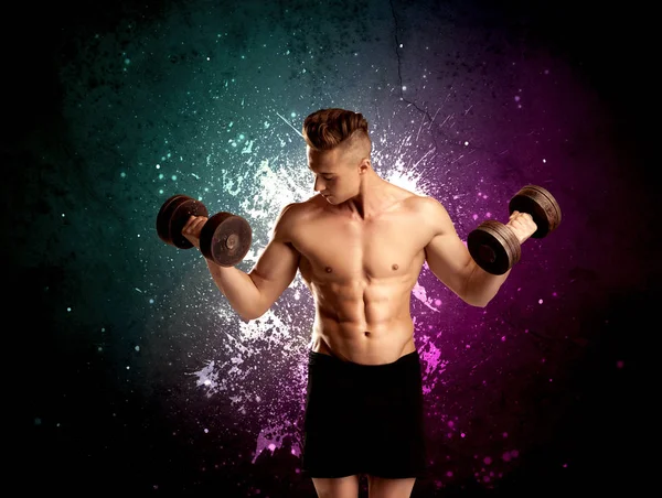 Atrakcyjny muskularny facet podnoszenie ciężaru — Zdjęcie stockowe