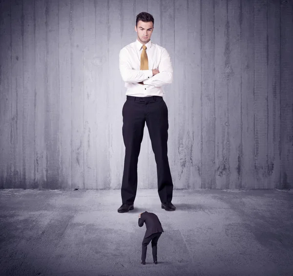 Büyük patron küçük iş adamına lokma atıyor.