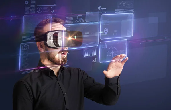 Hombre de negocios con gafas de realidad virtual — Foto de Stock