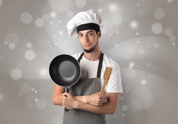 Cozinheiro masculino com papel de parede cinza brilhante — Fotografia de Stock