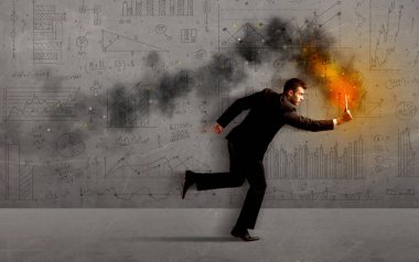 Yangın dizüstü bilgisayarı olan bir iş adamı
