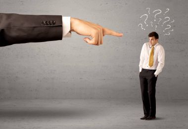 Kafası karışmış bir çalışan patrondan emir alıyor.