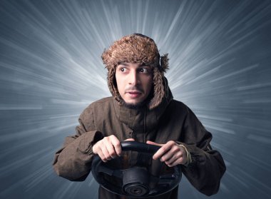 Elinde direksiyon tutan adam