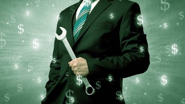 Businassman ayakta elinde aracıyla.