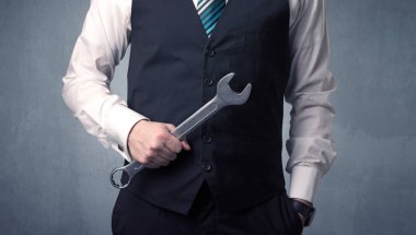 Businesman ayakta elinde aracıyla
