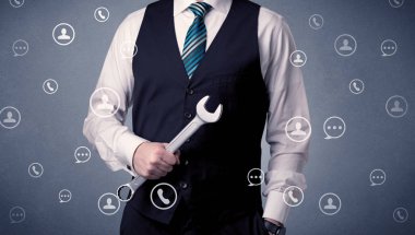Yakışıklı adam elindeki aracıyla ayakta