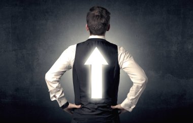 Genç işadamı ile ok sırtında duran