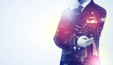 Şehir duvar kağıdı ile düşünme genç adam