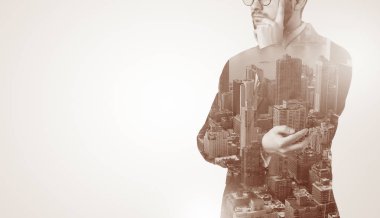 Sırtında siyah anahtar deliği ile ayakta adam