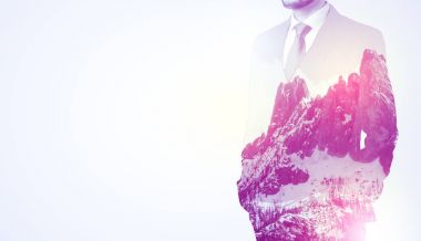 Dağ grafik ile ayakta işadamı