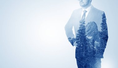 Dağ ile ayakta işadamı