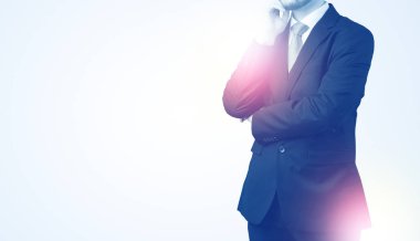 Genç işadamı ayakta durup düşünüyor