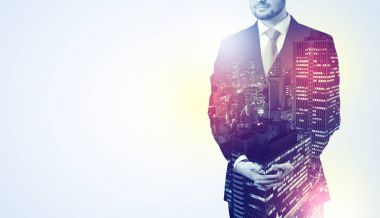 Gece şehir grafik ile ayakta işadamı