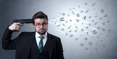 Yakışıklı adam silahla başına ateş