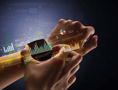 Smartwatch giyen kadın eli kapatın