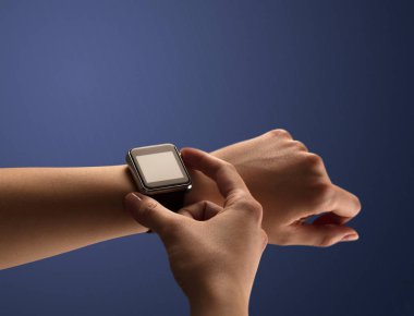 Balck smartwatch ekranlı el kadar kapatın