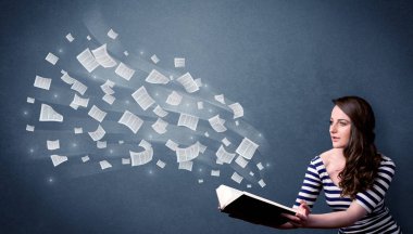 Genç Bayan holding kitap 