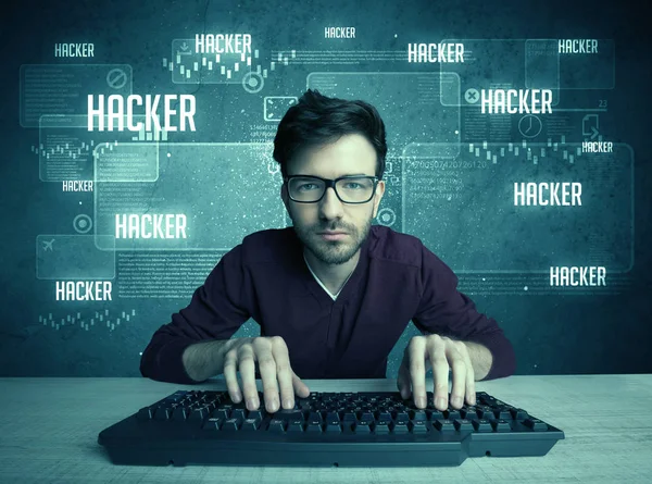 Hacker met toetsenbord en bril — Stockfoto