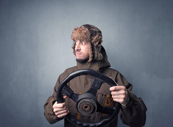 Hombre sosteniendo el volante — Foto de Stock