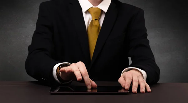 Hombre escribiendo en ropa formal — Foto de Stock