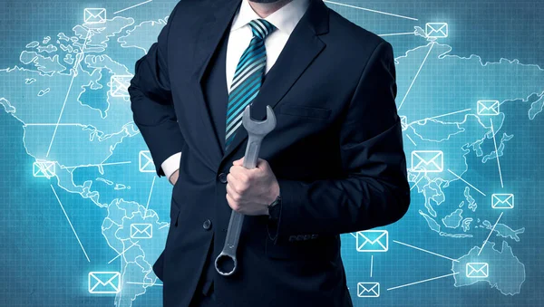 Yakışıklı businassman ayakta elinde aracıyla