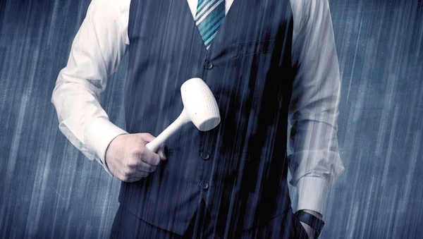 Elindeki aracıyla ayakta işveren