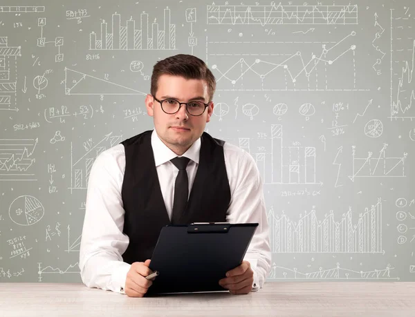 Masada oturan bir iş adamı.