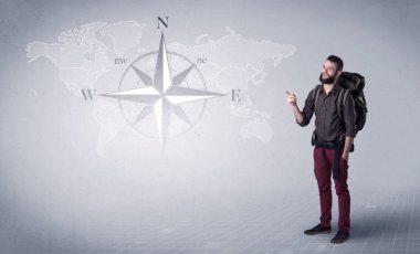 Sırt çantalı genç adam.