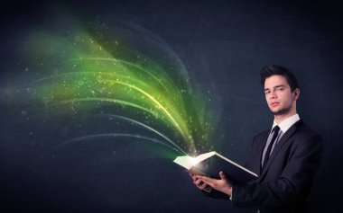 Genç adam dalga ile kitap