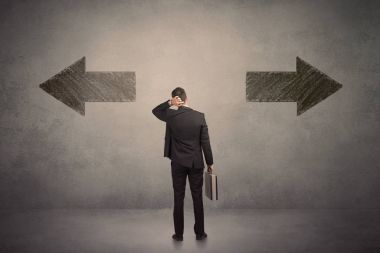 İki gr önünde duran bir karar alarak iş adamı