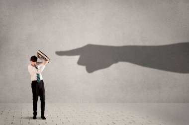 İş kişi ona konsantrasyon gösteren büyük gölge ele arıyorsunuz