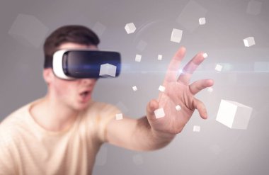 Adam sanal gerçeklik gözlüğü takıyor.