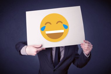 İfade gülüyor ile kağıt tutan işadamı