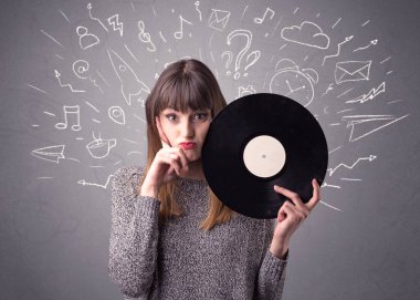 Vinil kaydı tutan kadın