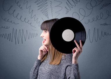 Vinil kaydı tutan kadın