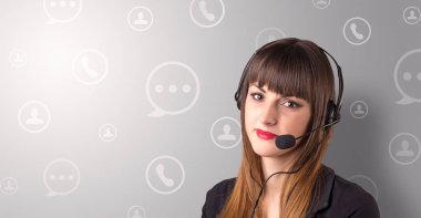 Genç kadın telemarketer