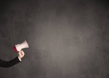 Düz arka plan üzerinde megafon