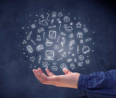 Karışık çizimler tutan el