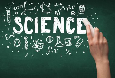 Olgun bilim adamı gemide çizim yapıyor.