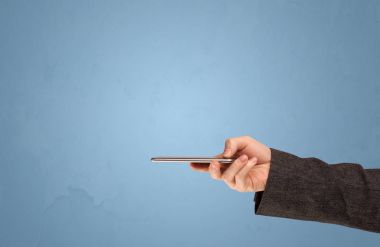 Telefon aygıtı profilden tutuluyor