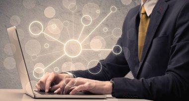 Dizüstü bilgisayarda yazan bilim işçisi