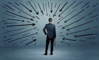 Ayakta duran erkek bir hata yaptı.