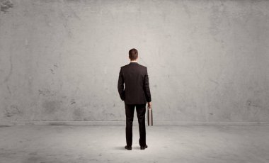 İş adamı boş kentsel alanda kayboldu