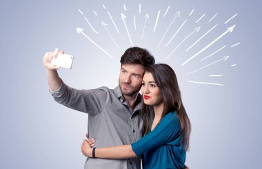 Oklarla selfie çeken sevimli bir çift.