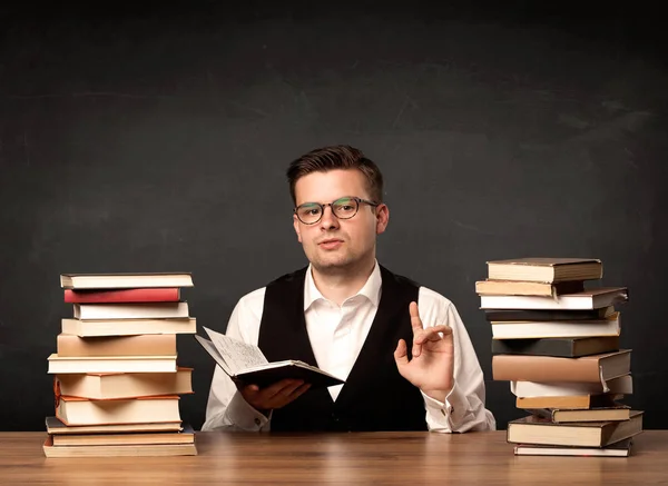 Lehrer mit Büchern — Stockfoto