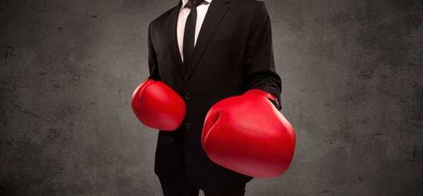 Empresario de boxeo con guantes de boxeo rojos — Foto de Stock