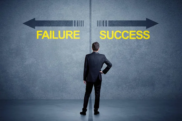 Empresário em pé na frente do sucesso e fracasso flecha conce — Fotografia de Stock