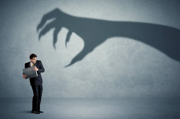 Pessoa de negócios com medo de um grande conceito de sombra de garra monstro — Fotografia de Stock