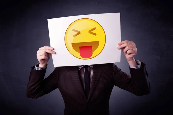 Geschäftsmann hält Papier mit Emoticon — Stockfoto