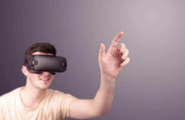 Man wearing virtual reality goggles — Stock Photo, Image